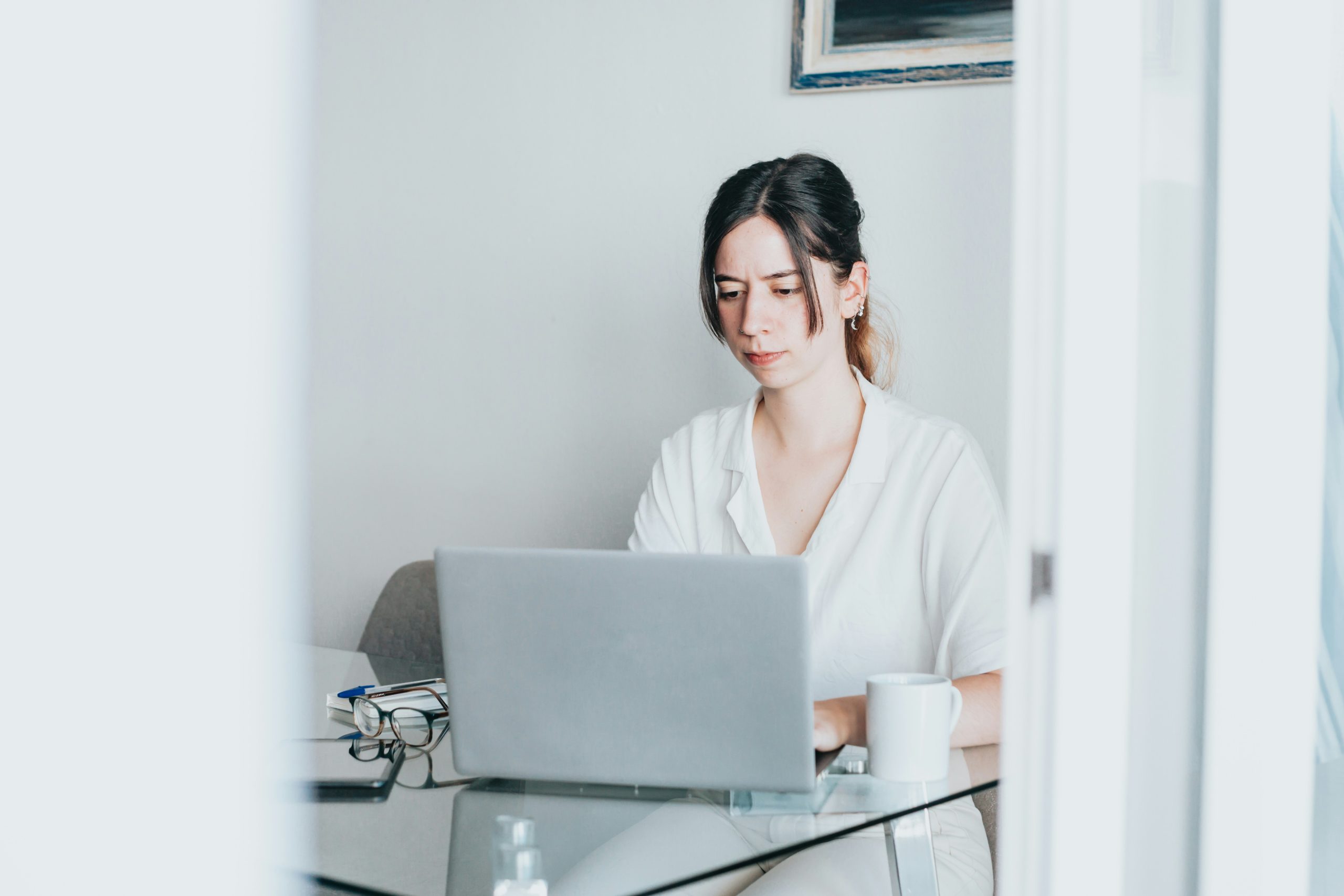 真剣な表情でPCを操作する女性