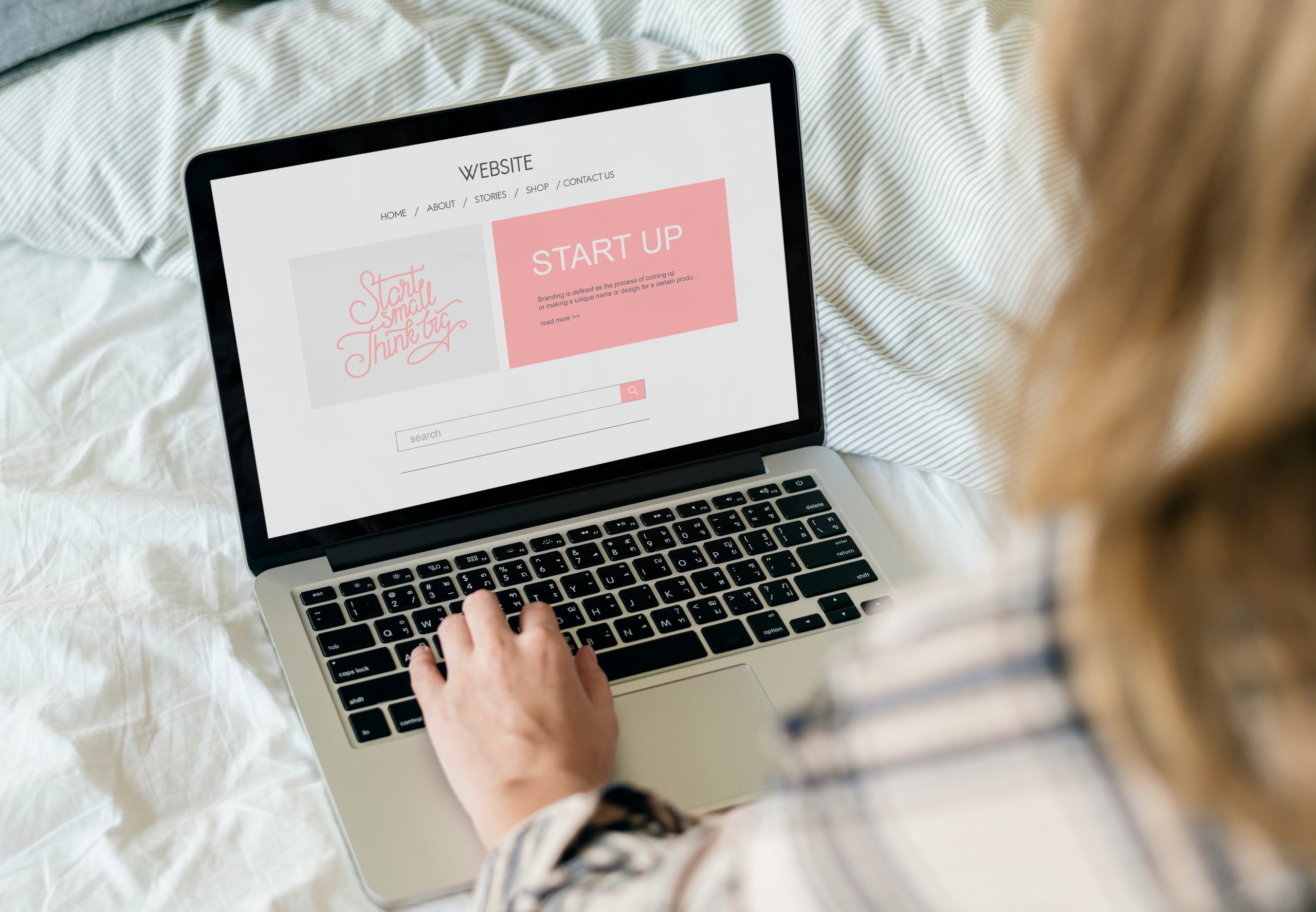 PCを操作する女性