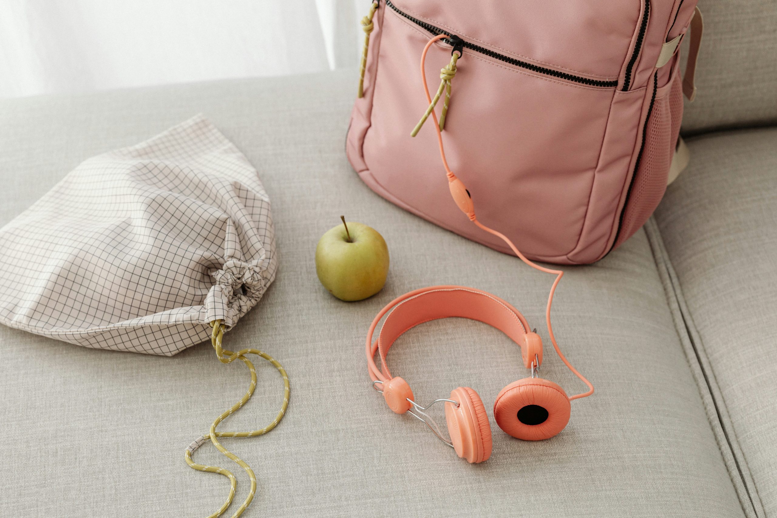 窓際に置かれたリュックやヘッドホン