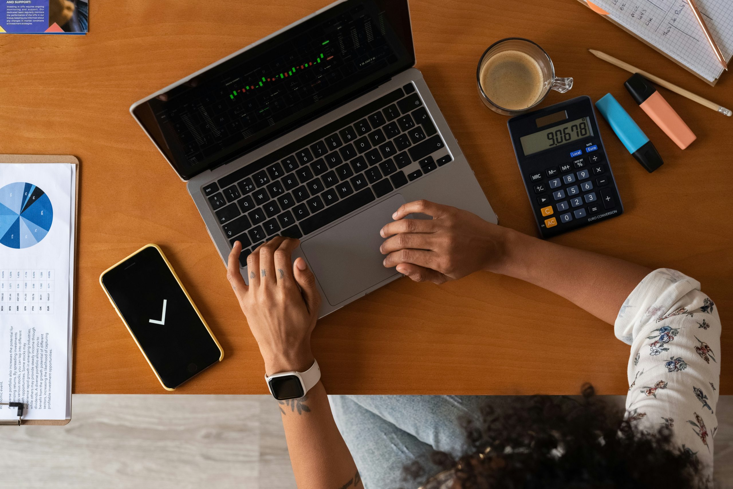 PCを操作する手元